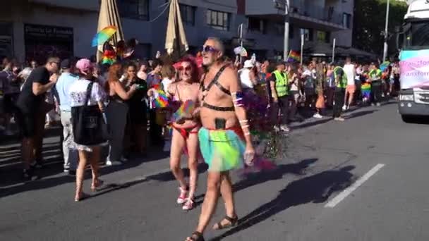 2023 スペイン バルセロナ プライドパレード 明るい笑顔の人々が誇りを祝う踊り — ストック動画