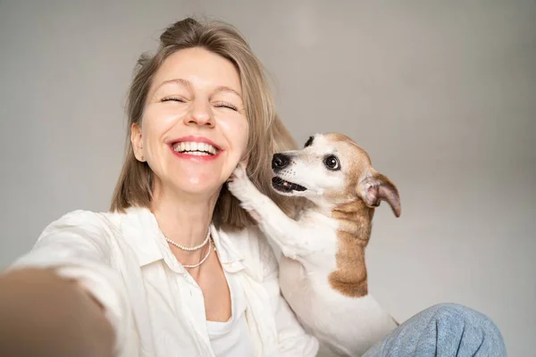 Selfie Retrato Bela Loira Sorrindo Mulher Feliz Seu Pequeno Cão — Fotografia de Stock
