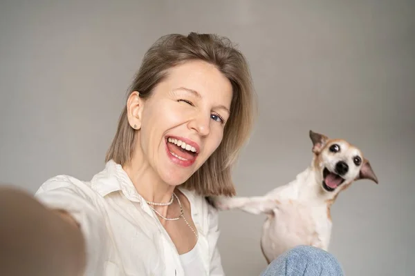 Retrato Selfie Feliz Mulher Piscando Loira Seu Pequeno Cão Bonito — Fotografia de Stock