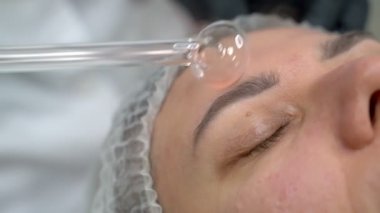 Profesyonel cilt bakımı videosu. Profesyonel cilt temizleme işleminden sonra yüz uyarma prosedürü sırasında yüz yenileme ve iltihap önleyici prosedürler uygulanır.