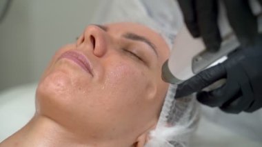 Yaşlanma karşıtı kozmetik prosedür Transdermal Mezoterapi ürün serumu güçlü hava basıncının etkisiyle deriye nüfuz eder. Güzellik uzmanının ofisindeki video görüntüleri. Kapat. 