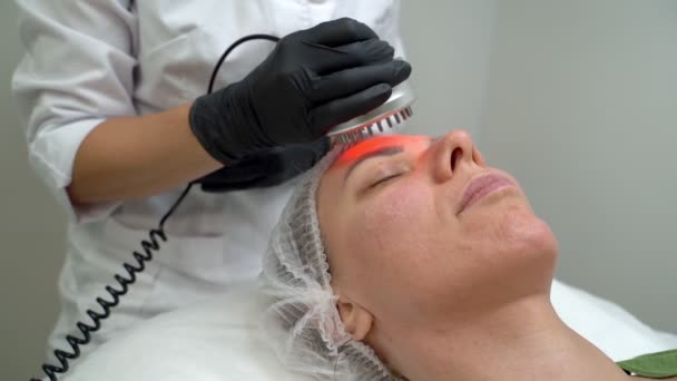 Narzędzie Podczerwieni Kosmetologia Profesjonalnego Leczenia Zrelaksowana Młoda Kobieta Zamkniętymi Oczami — Wideo stockowe