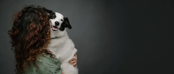 Huisdierenvertrouwen Liefde Steun Achterzijde Van Een Vrouw Met Lang Krullend — Stockfoto