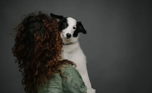 Uzun Kıvırcık Saçlı Bir Kadın Sakin Suratını Kucaklıyor Collie Dog — Stok fotoğraf