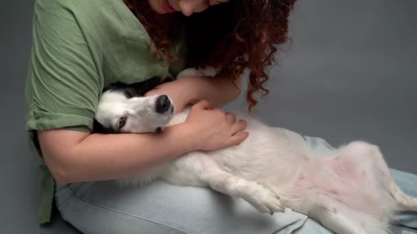 Mujer Acariciando Video Perro Hermosa Mujer Pelo Rizado Sentado Suelo — Vídeo de stock