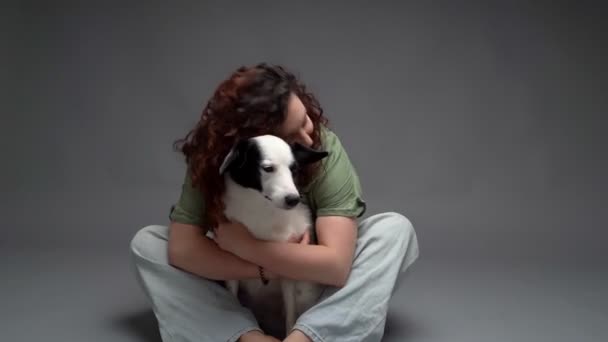 Γυναίκα Και Σκύλος Αγκαλιά Βίντεο Υπέροχο Πορτρέτο Φίλων Κοιτάζοντας Την — Αρχείο Βίντεο