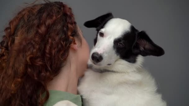 Pes Ženou Dlouhými Kudrnatými Vlasy Objímající Svůj Klidný Smutný Obličej — Stock video