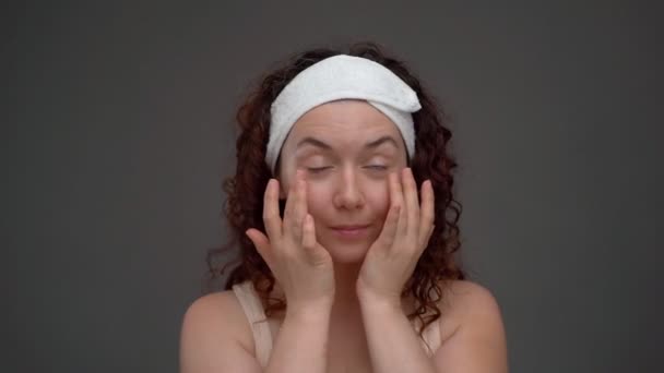 Kobieta Długimi Zdrowymi Kręconymi Włosami Biały Bandaż Głowie Nakłada Krem — Wideo stockowe