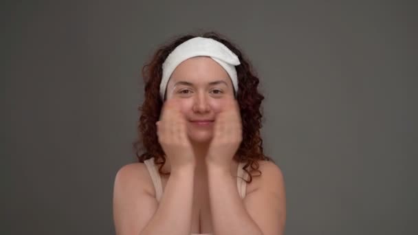 Menerapkan Krim Wajah Kesenangan Perawatan Kulit Wanita Dengan Perban Putih — Stok Video