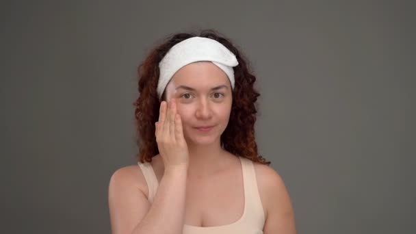 Kafasında Beyaz Bandaj Olan Bir Kadın Cildine Krem Sürüyor Rutin — Stok video
