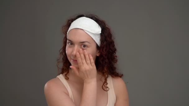 Mujer Bonita Con Pelo Rizado Largo Saludable Vendaje Blanco Cabeza — Vídeos de Stock