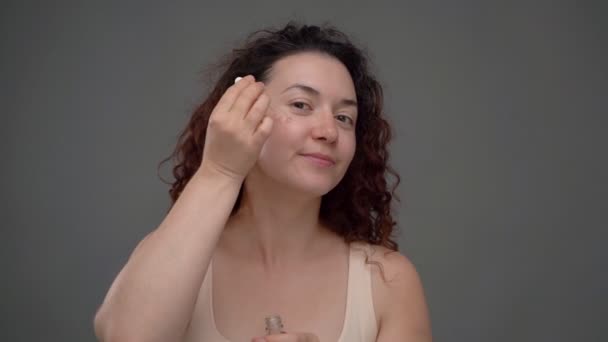 Bőrápoló Arcmasszázs Rutin Szérum Videó Felvételekkel Gyönyörű Éves Aki Kozmetikumokat — Stock videók