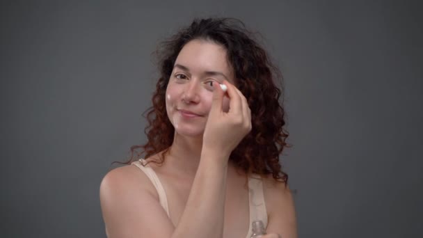Bella Donna Anni Che Applica Siero Cosmetico Sul Viso Video — Video Stock