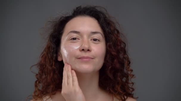 Sorridente Donna Anni Con Pelle Luminosa Applicare Siero Cosmetico Suo — Video Stock