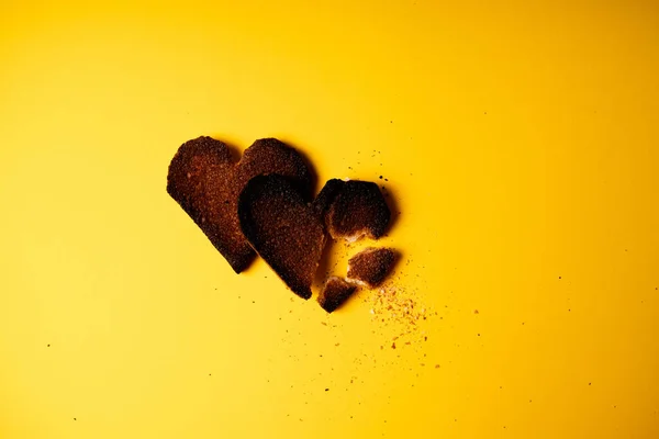 Zlomené Srdce Dvě Spálená Srdce Bílého Toastového Chleba Žlutém Pozadí Stock Snímky