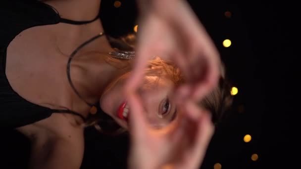 Mädchen Macht Herz Aus Händen Und Glücklich Flirtet Lächelt Romantisches — Stockvideo