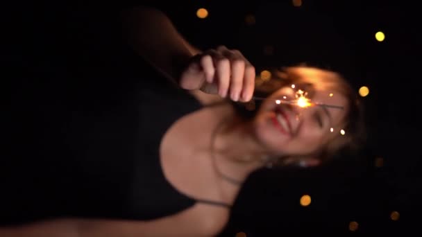 Счастливая Улыбающаяся Блондинка Бенгальским Светильником Рождественские Огни Черном Фоне Медленная — стоковое видео