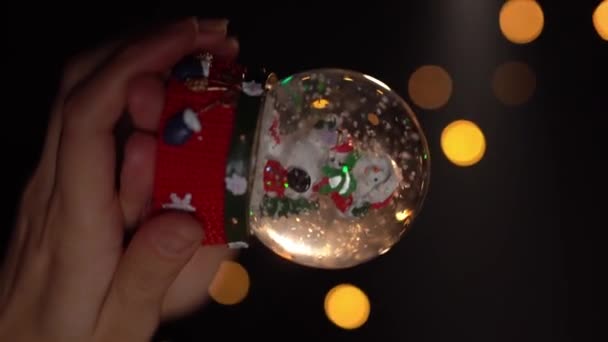 Vinter Traditionell Snö Symbol Leksak Glas Kvinnlig Hand Håller Jul — Stockvideo