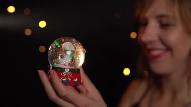 Kar Küresi Noel Yeni Yıl Kış Zamanı Sembolü Mutlu Sarışın — Stok video