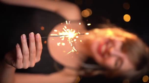 Slavnostní Večírek Černým Pozadím Dívka Držící Jiskru Usmívající Nový Rok — Stock video
