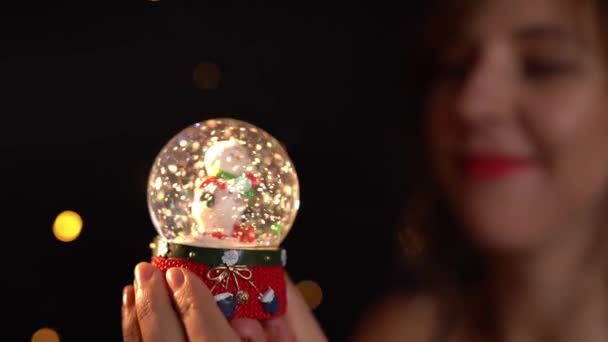Boldog Szőke Kezében Karácsonyi Szimbólum Cristal Hógömb Mosolygós Lassított Felvétel — Stock videók