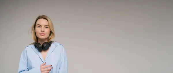 Femme Blonde Amoureuse Musique Chemise Bleue Avec Écouteurs Noirs Regardant Images De Stock Libres De Droits