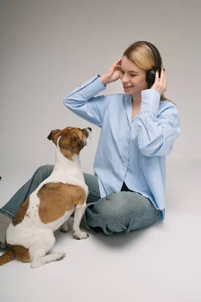 Amante Música Para Mascotas Mujer Rubia Sentada Suelo Con Auriculares Imagen De Stock