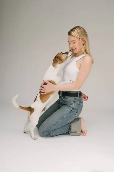 Perro Besar Rubia Mujer Mascota Propietario Feliz Niña Riendo Abrazando Imagen De Stock