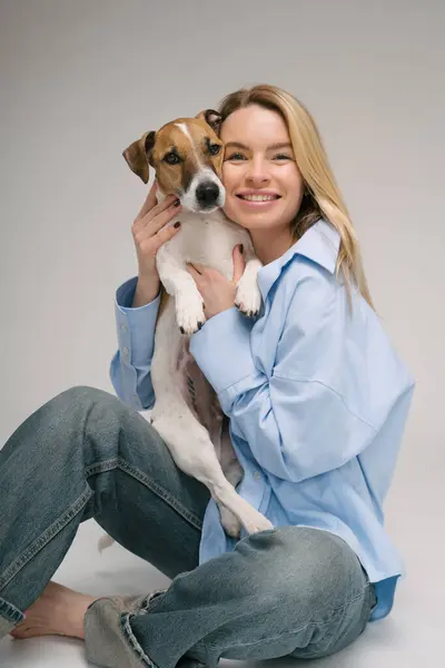 Щаслива Жінка Власник Собаки Посміхається Обіймає Свого Улюбленця Джека Рассела Стокове Зображення