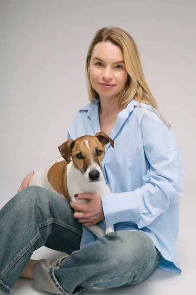 Mavi Gömlekli Gülümseyen Sarışın Kadın Yerde Oturuyor Köpek Kucağında Oturuyor Telifsiz Stok Imajlar