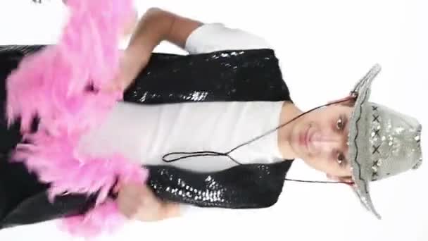 Молодий Флірт Щасливий Чоловік Срібному Безглузді Танці Рожевим Бобом Білому — стокове відео