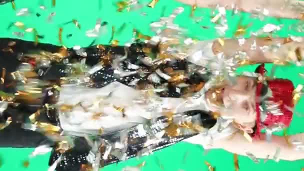 Tânăr Fericit Sărind Dans Aruncă Spumante Confetti Invitație Încântată Sărbători — Videoclip de stoc
