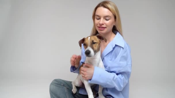 Felice Donna Bionda Ridente Piccolo Cane Jack Russell Terrier Seduto — Video Stock