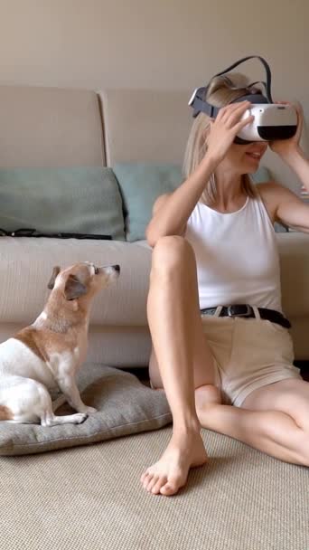 Uśmiechnięta Dziewczyna Siedzi Podłodze Salonie Próbuje Używać Wirtualnych Okularów Pies — Wideo stockowe