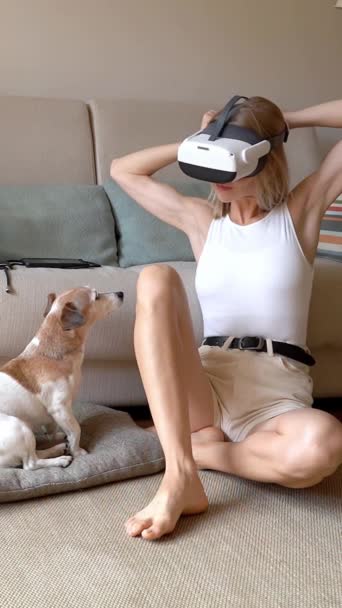 Loira Menina Magro Senta Chão Sala Estar Experimentando Óculos Virtuais — Vídeo de Stock