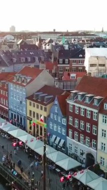 Kopenhag 'daki Kopenhag Hava Aracı videosu. Kamera 360 derece dönüş yapıyor. Dikey video görüntüleri