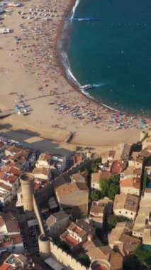 Katalonya, İspanya 'daki Tossa de Mar kıyı şeridi, Costa Brava. Güzel deniz ve plajları olan güçlendirilmiş ortaçağ kasabası. Popüler turistik bir yer. Dikey hava görüntüsü