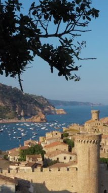 Tossa de Mar Katalonya İspanya kıyısı Costa Brava. Yaz tatili manzarası. Güzel deniz ve plajları olan güçlendirilmiş ortaçağ kasabası. Popüler turistik bir yer. Dikey hava görüntüsü