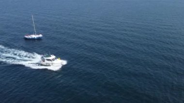 Mavi denizde yelken açan bir motorlu tekne