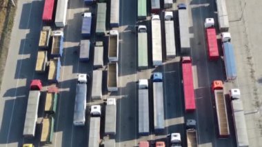 Otoparktaki kamyonlar limana tahıl boşaltmak için sıraya girdiler.