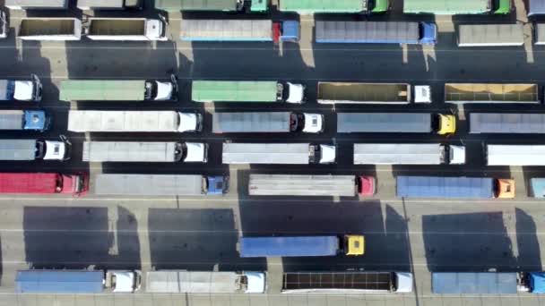 Lastwagen Steuern Auf Das Entladen Großer Gütertransport Logistikzentrum — Stockvideo