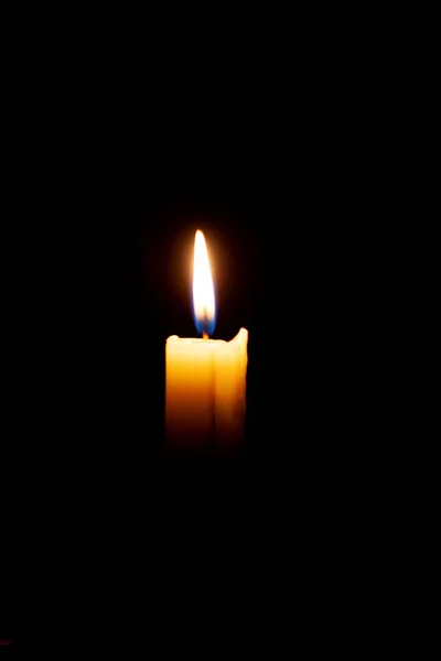 黑暗房间里黑色背景上燃烧的蜡烛 — 图库照片