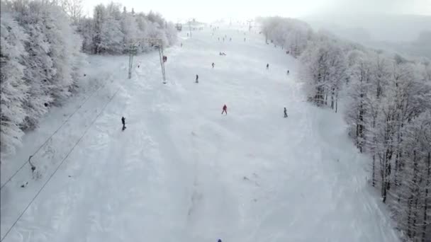 Tepenin Aşağısında Snowboard Yapan Insanların Olduğu Kayak Merkezinin Havadan Görüntüsü — Stok video