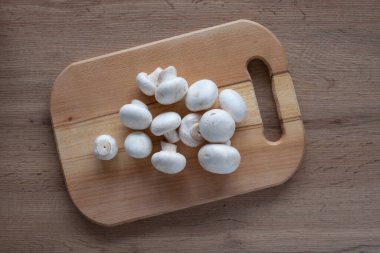 Masadaki tahta tahtada taze şampiyonlar var. Pişirmek için taze sebze manzarası