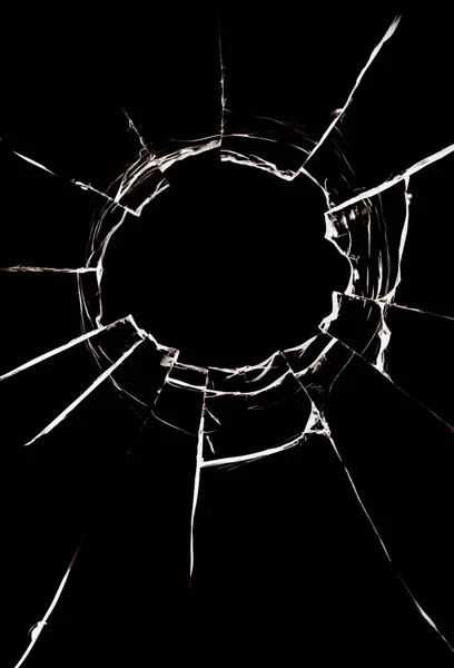 壊れた窓 ショットやスマッシュから穴のある割れガラスの背景 黒の背景を持つ抽象的なクラックテクスチャ — ストック写真