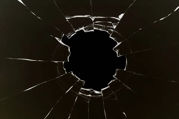 ガラスの穴 亀裂のテクスチャを持つ壊れた窓 壊れた透明なガラスの効果 — ストック写真