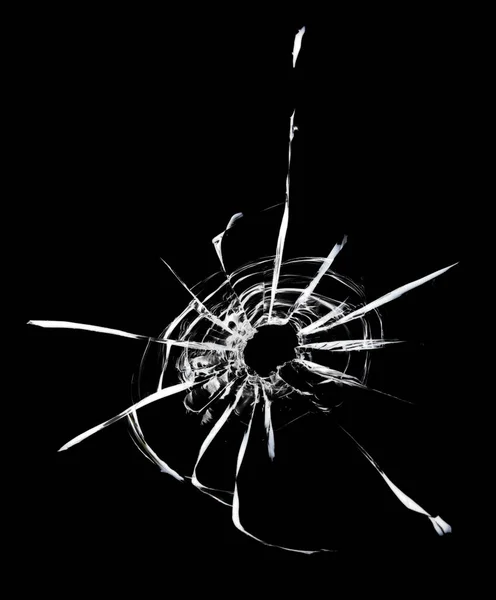 武器からの銃撃で窓に亀裂 損傷した窓ガラス 黒い背景の白い亀裂 — ストック写真