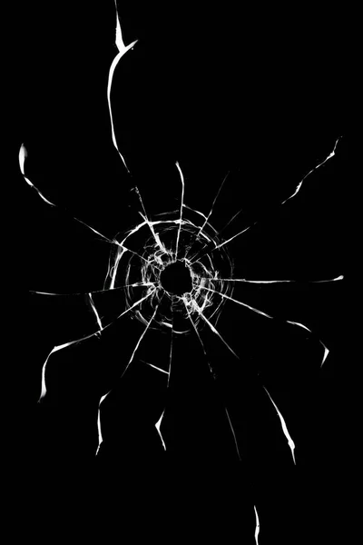 武器からの銃撃で窓に亀裂 損傷した窓ガラス 黒い背景の白い亀裂 — ストック写真