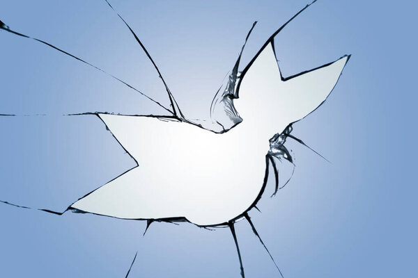 Разбитое синее стекло с отверстием и пространством для текста в центре на белом фоне.