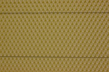 Bal dolu bir arı kovanından alınan balmumu bal peteğinin arka plan dokusu ve şablonu. Voshchina bal peteği yapımında yapay bir temel, hücrelerin balmumu tabakası